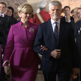 První dáma Eva Pavlová překvapila fuchsiovým outfitem.