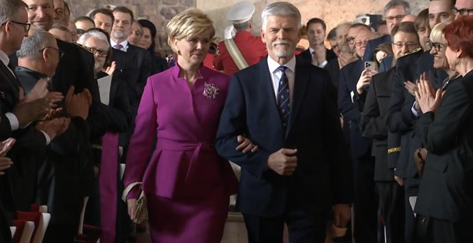 První dáma Eva Pavlová překvapila fuchsiovým outfitem.