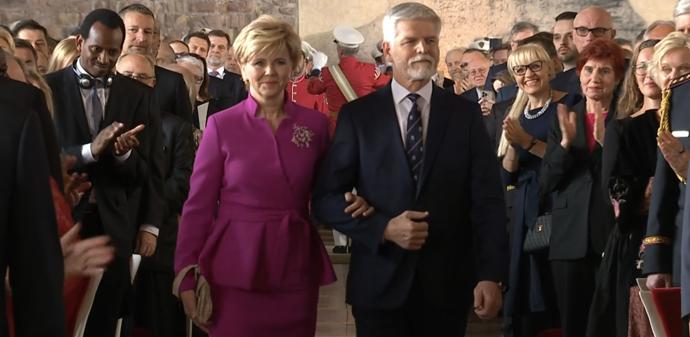 Komplet saka, sukně a peleríny pochází z dílny dvorní návrhářky a stylistky Evy Pavlové Štěpánky Pivcové.