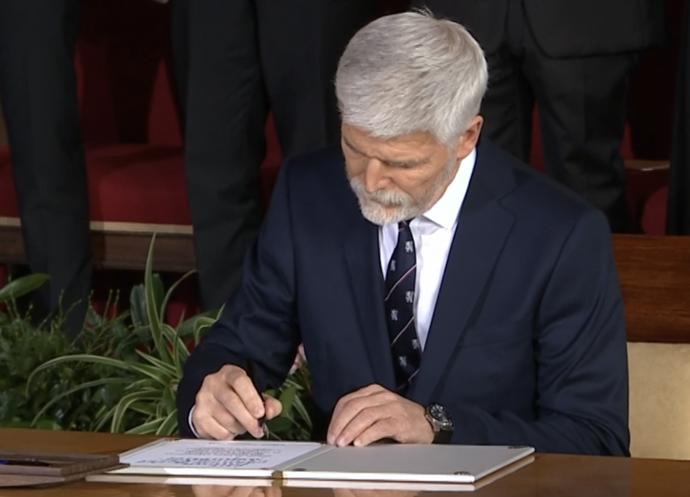 Petr Pavel podepisuje slib České republice.
