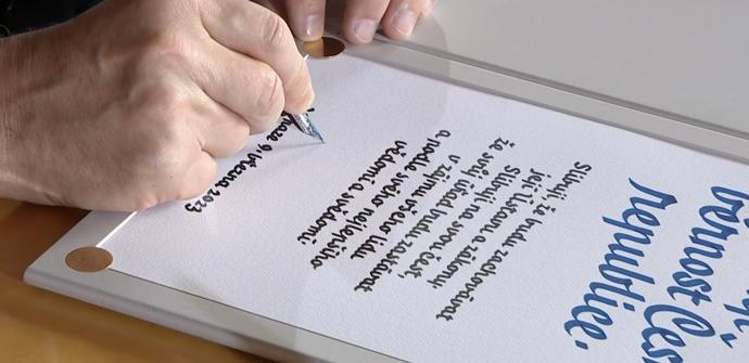 Petr Pavel a jeho slavnostní podepsání důležitého dokumentu.