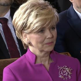 Eva Pavlová zaujala také originální broží a náušnicemi od mladé české designérky Evy Růžičkové.