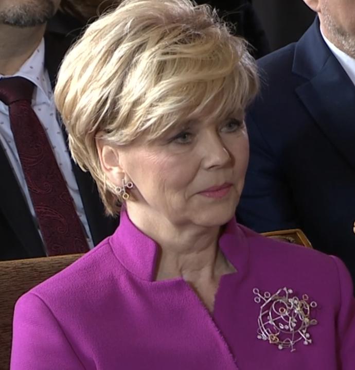 Eva Pavlová zaujala také originální broží a náušnicemi od mladé české designérky Evy Růžičkové.