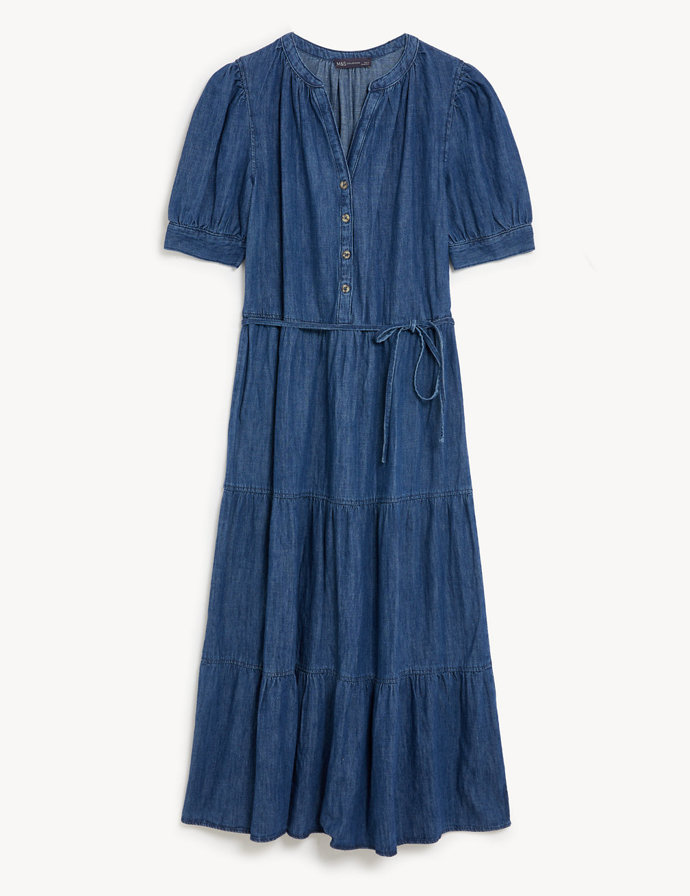 Džínové midi šaty s výstřihem do V a balonovými rukávy nabízí Marks&Spencer až do velikosti 22 (zhruba 50 v českém číslování). Cena 1 599 Kč