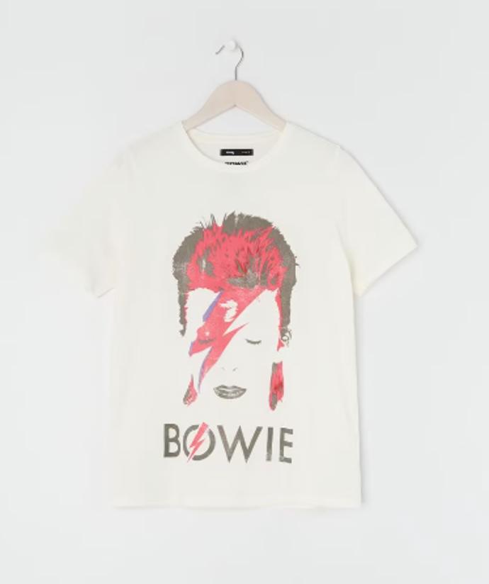 Legenda jménem Bowie. Nejen hudba, ale také jeho životní styl přežívá i po smrti tohoto multitalentovaného umělce, který proplouval světem jako chameleon a získal si obrovský obdiv napříč žánry. Na hrudi jej tak hrdě nosí řada milovníků jeho nesmrtelné hudby a charismatu. Sinsay, 159 Kč
