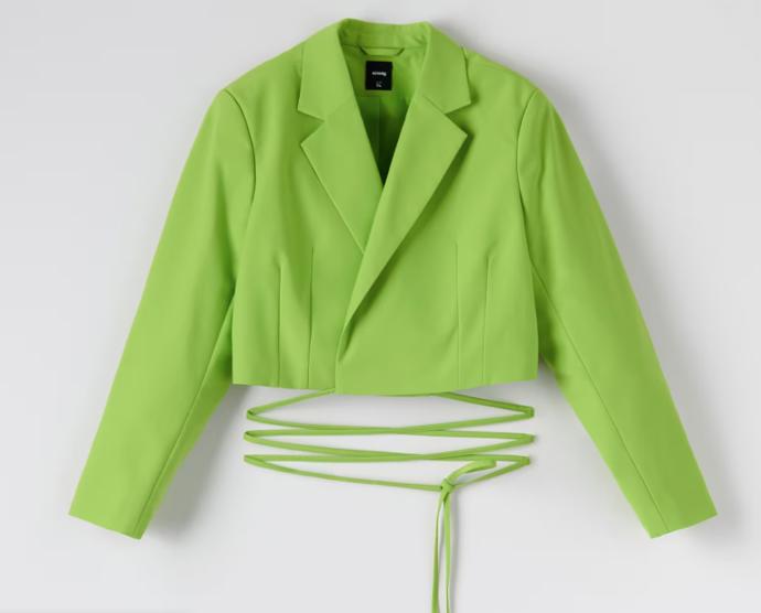 Zkrácený blejzr s vazačkou navrch. Ustřižený trend učaruje milovnicím neotřelých detailů. Sinsay, 419 Kč