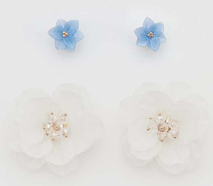 Drobné detaily vždy povznesou celek. Zkuste něžné náušnice z kolekce Reserved (299 Kč) a v sadě najdete hned dva různé modely.