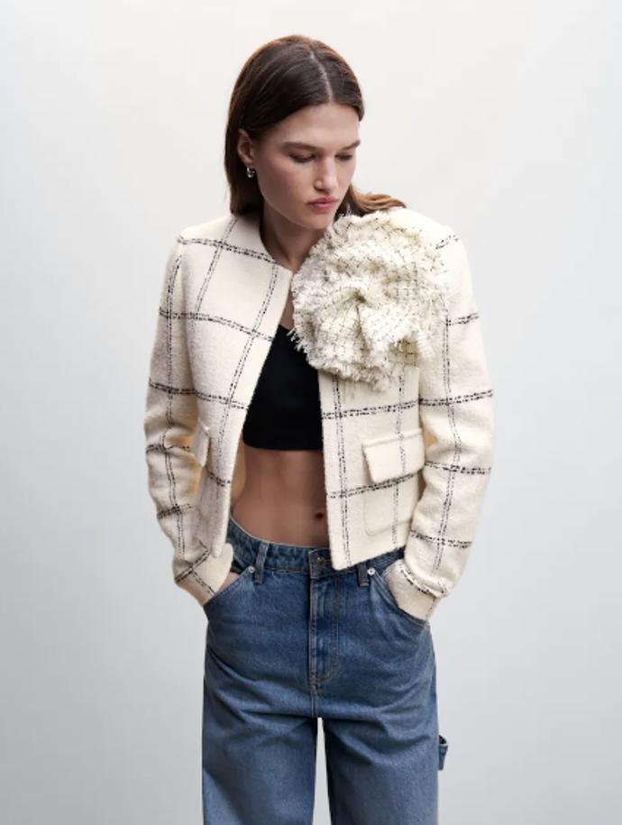 Klasický tvídový kabátek ozvláštní maximalistický květ, který můžete dle potřeby odepnout a využít klidně na čelenku ve vlasech. Mango, 2 499 Kč