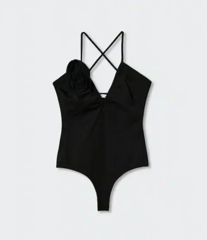 Vrstěte. Ideálním prvkem pro složitější outfity je přiléhavé body se špagetovými ramínky. Doplňte jej širokou sukní do pasu nebo džínami střihu mom a přidejte skvěle střižené sako a máte outfit sezóny (Mango, 799 Kč).