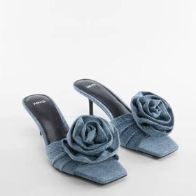Květinové aplikace skvěle doplňují i pantoflíčky. Jejich džínové provedení s jehlovými podpatky najdete v nabídce řetězce Mango za 1 999 kč.