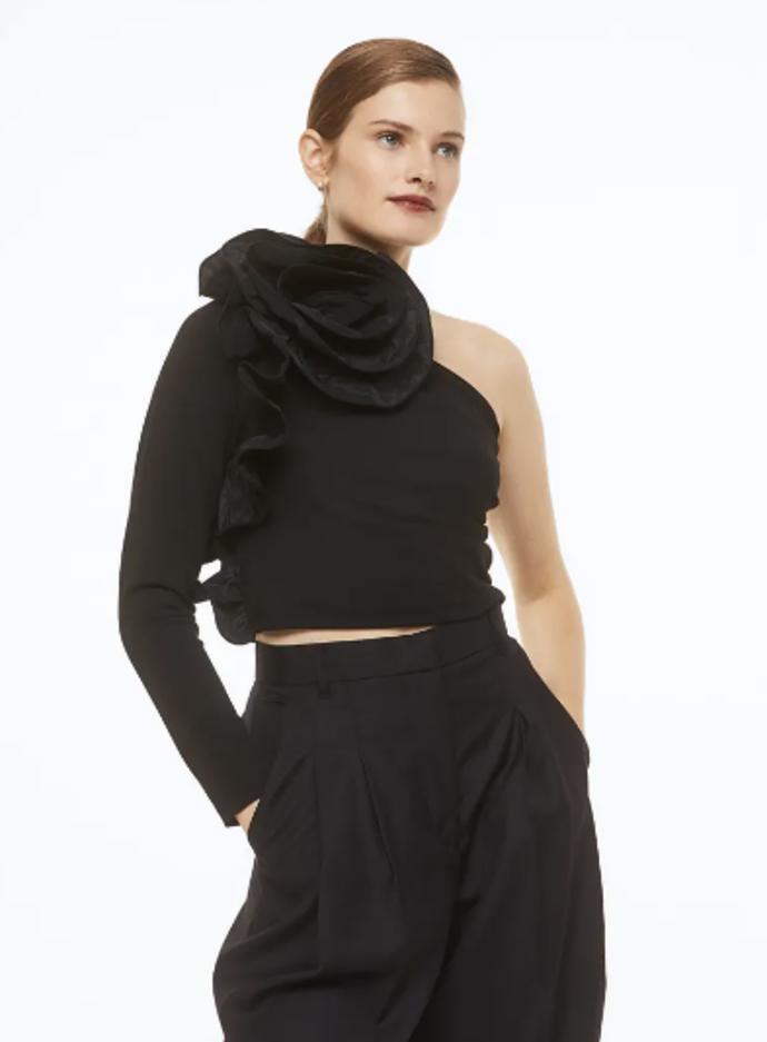 Asymetrie je květům nakloněna. Zvažte ale, jak si pohrajete s dalšími doplňky. Zásada zní: méně je více. H&M, 749 Kč