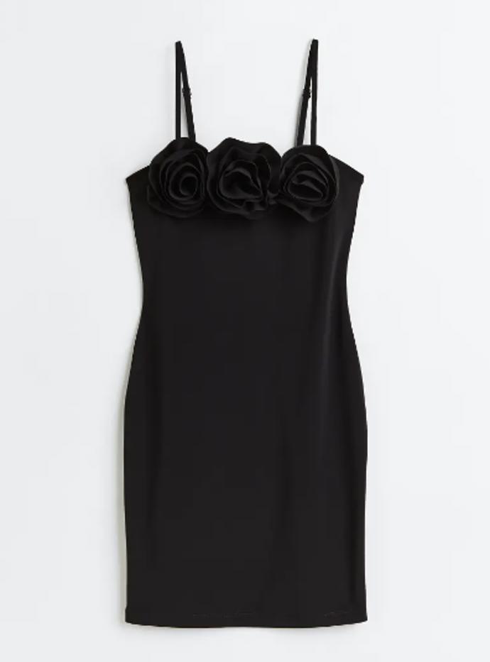 Bodycon střih šatů H&M za 599 Kč povýší květinové aplikace lemující výstřih šatů na zcela novou dimenzi. Ani zde se nemusíte bát příliš odhalených paží, vrstvěte se saky či lehkými kabátky do pasu a výsledek bude dokonalý.