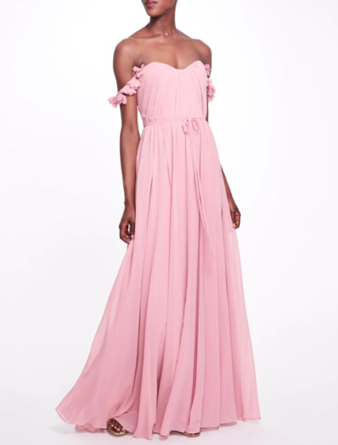 Jednoduché květinové aplikace oživuji spadlá ramínka romantické róby Marchesa, ve které zazáříte napříč společenskými událostmi. Seženete ji za poměrně příznivou cenu 6 150 Kč.