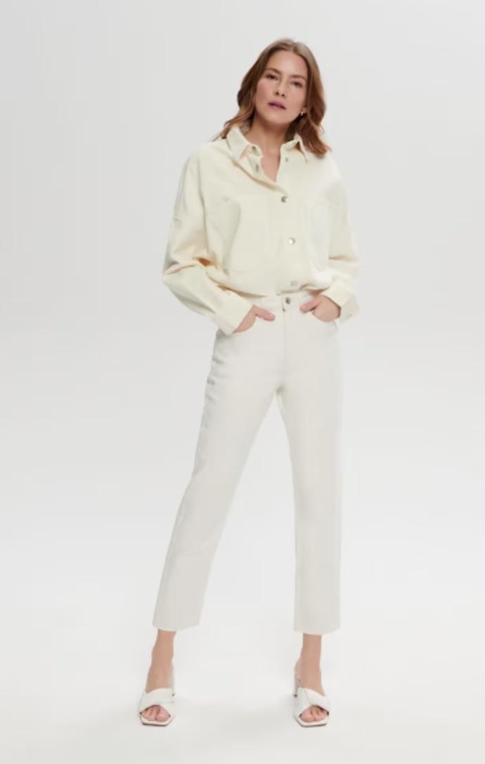 Ladit model do jedné barvy se drobnějším ženám vždy vyplatí. V případě rovně střižených kalhot Sinsay (359 Kč) není od věci pomoci si pár centimetry podpatků, navíc mohou boty přidat modelu další odstín.