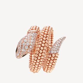 Prsten Serpenti z 18k zlata, s diamanty na ocásku a hlavě. Hadí oči jsou tvořeny dvěma temnými onyxy. Cena: 18 000 eur