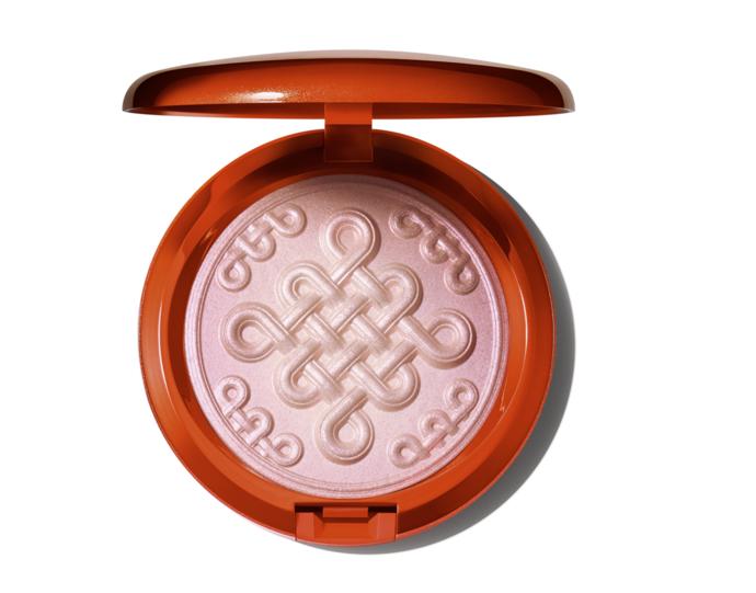Narůžovělý odstín rozjasňovače od MAC by vám pomohl dosáhnout stylu líčení Hailey. Extra Dimension Skinfinish New Years Shine v odstínu Beaming Blush stojí 1 150 Kč.