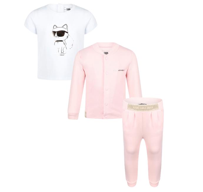 Sadu pro miminka nabízí i značka Karl Lagerfeld. Třídílný set, 6 000 Kč