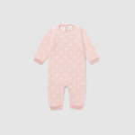 Najdete v ní všechno, co miminko potřebuje, třeba overaly obsypané známým monogramem. Cena na vyžádání.