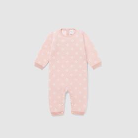 Najdete v ní všechno, co miminko potřebuje, třeba overaly obsypané známým monogramem. Cena na vyžádání.