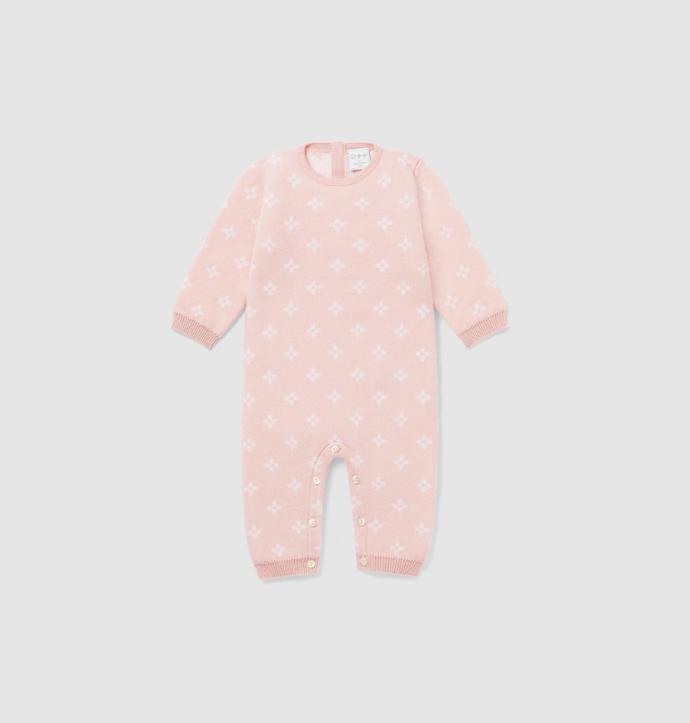 Najdete v ní všechno, co miminko potřebuje, třeba overaly obsypané známým monogramem. Cena na vyžádání.