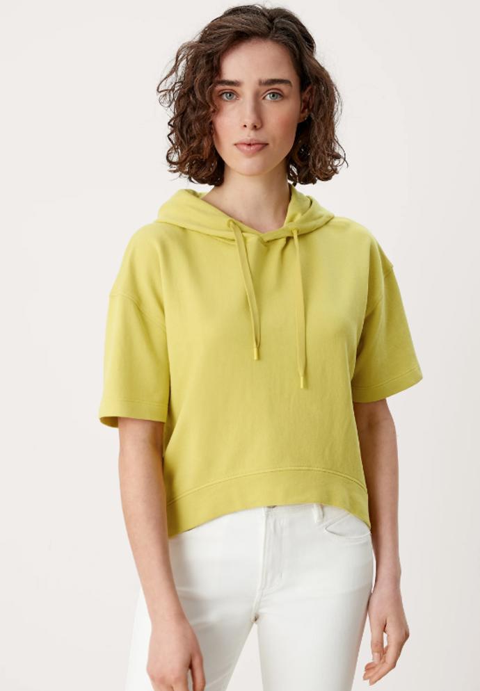 Krátké rukávy posouvají mikiny s kapucí i mezi samostatné horní díly. Zkuste k modelu s.Oliver (679 Kč) sladit klasicky střižené sako a kalhoty ve stejném duchu a užijte si nový rozměr kalhotového kostýmu. 