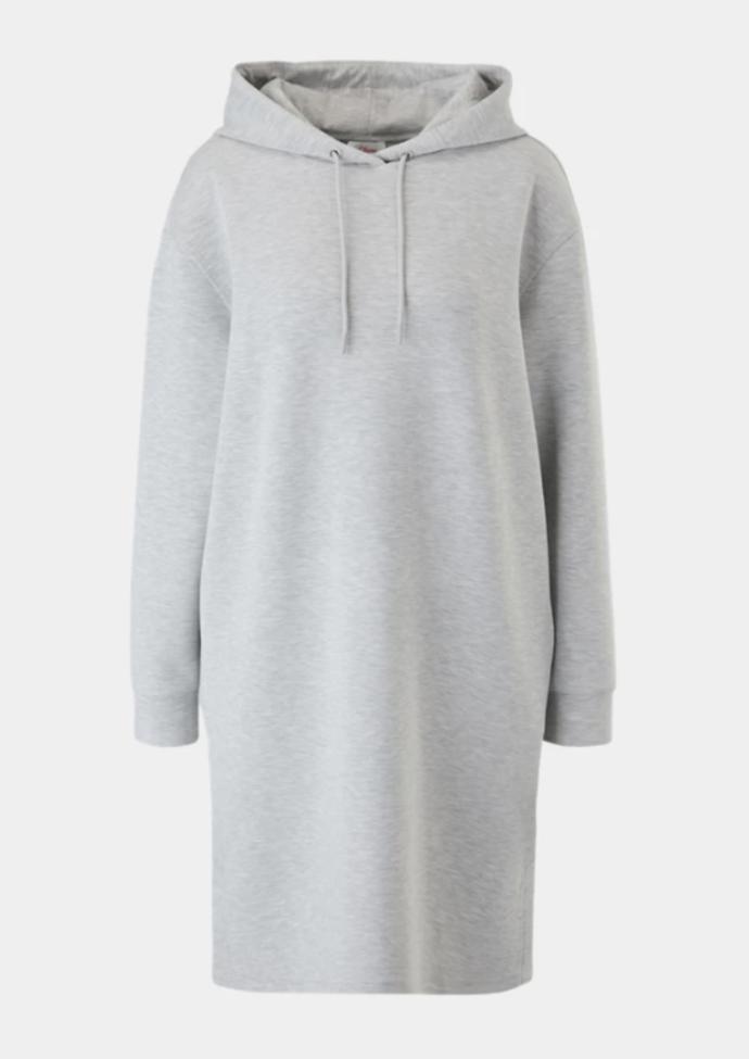 Mikinové šaty garantují především pohodlí, i ty s kapucí můžete sladit s ryze elegantními kousky (vysokými kozačkami, pláštěm s fazonou či trenčkotem) a výsledek získá na nezvyklé, ale stylové vážnosti. s.Oliver, 1 999 Kč