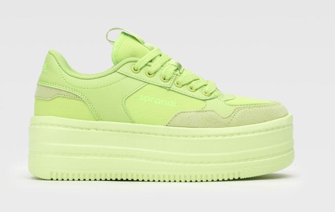 Tenisky nemusí být jen bílé. Jejich pestrobarevné varianty mohou snadno dodat outfitu jediný výrazný akcent. Sprandi, 1 399 Kč