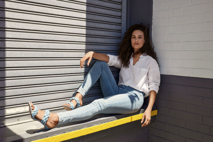 Podpatky nikdy nic nezkazí, obzvlášť když chcete vylepšit siluetu a dodat si sebevědomý postoj. A jak jim to sluší i s obyčejnými džínami. (C&A)