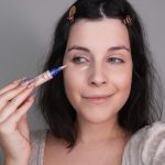 "Na projasnění používám korektor Match Perfection se štětečkovým aplikátorem. Stačí ho nanést malé množství a důkladně rozpracovat. Pokud nanesete příliš velké množství, navíc přímo pod oko, zvýrazníte tím nedokonalosti místo toho, abyste je zakryli," uvádí vizážistka Diana. 