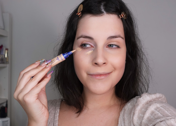 "Na projasnění používám korektor Match Perfection se štětečkovým aplikátorem. Stačí ho nanést malé množství a důkladně rozpracovat. Pokud nanesete příliš velké množství, navíc přímo pod oko, zvýrazníte tím nedokonalosti místo toho, abyste je zakryli," uvádí vizážistka Diana. 