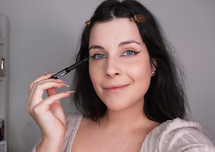 "Problematickou částí líčení bývají linky, obzvlášť pokud máte zapadlejší oko podobně jako já. Linku začínám líčit na otevřeném oku a nemaluji přes celé víčko, protože tím bych vytvořila ještě více zapadlý efekt oka," říká Diana Vitikačová.