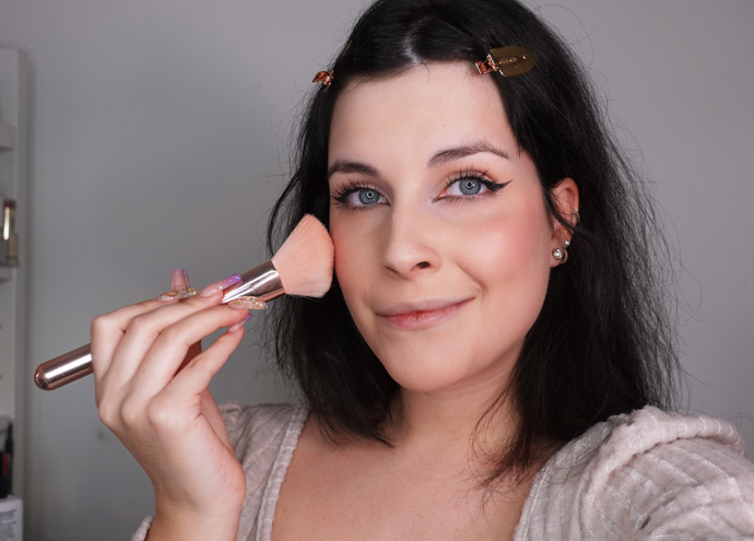 "Méně je více a platí to i u pudru. Štětec vždy opráším, abych na pleť nanesla jenom takové množství, které je potřeba, místo toho, abych ji zakryla silnou vrstvou," upozorňuje na další chybu při líčení Diana Vitikačová.