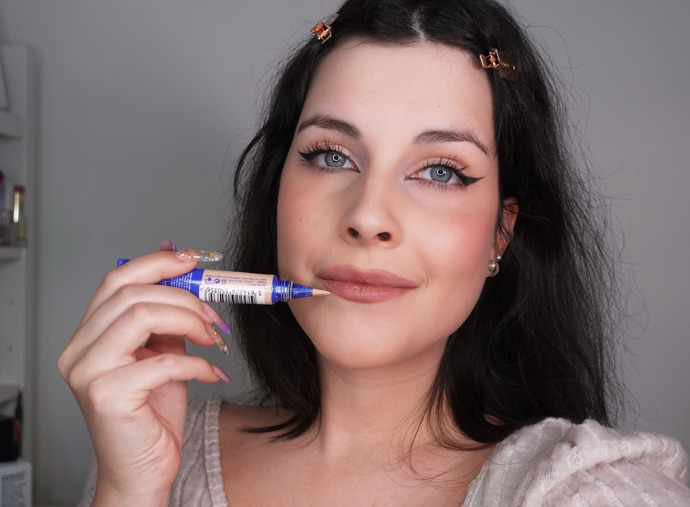 "S poslední chybou při líčení se setkávám u rtěnky. Ta by měla mít upravenou konturu, čemuž jsem pomohla pomocí korektoru se štětečkem. Případně můžete použít i konturku," radí vizážistka Diana. 