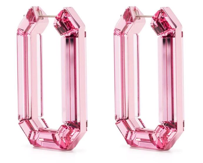 Průsvitné náušnice větších rozměrů nabízí značka Swarovski (7 800 Kč) v několika barevných variantách, neonově růžový tón dýchá jarní atmosférou. 
