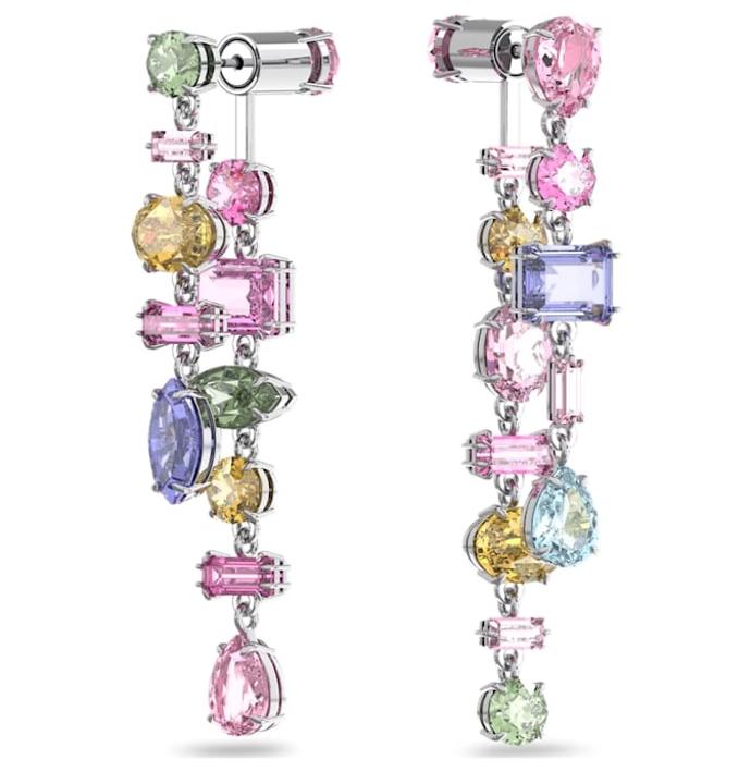 Nemusíte si upírat ani oblíbené barvy. Pastelově jemné kamínky zdobí náušnice značky Swarovski za 4 250 Kč.