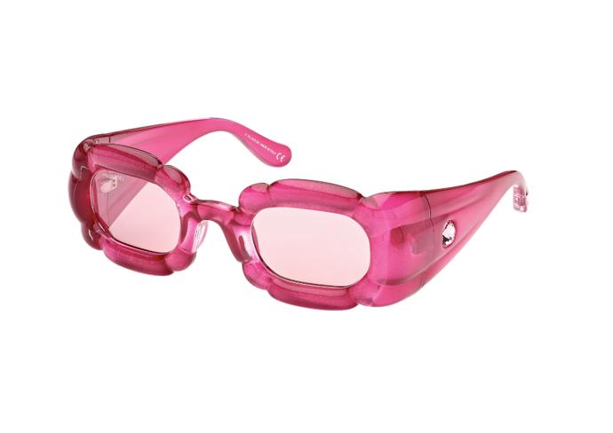 Reflexní tóny se nevyhýbají ani doplňkům. Pokud toužíte po pořádné porci extravagance, zalíbí se vám nový model slunečních brýlí značky Swarovski (6 500 Kč).