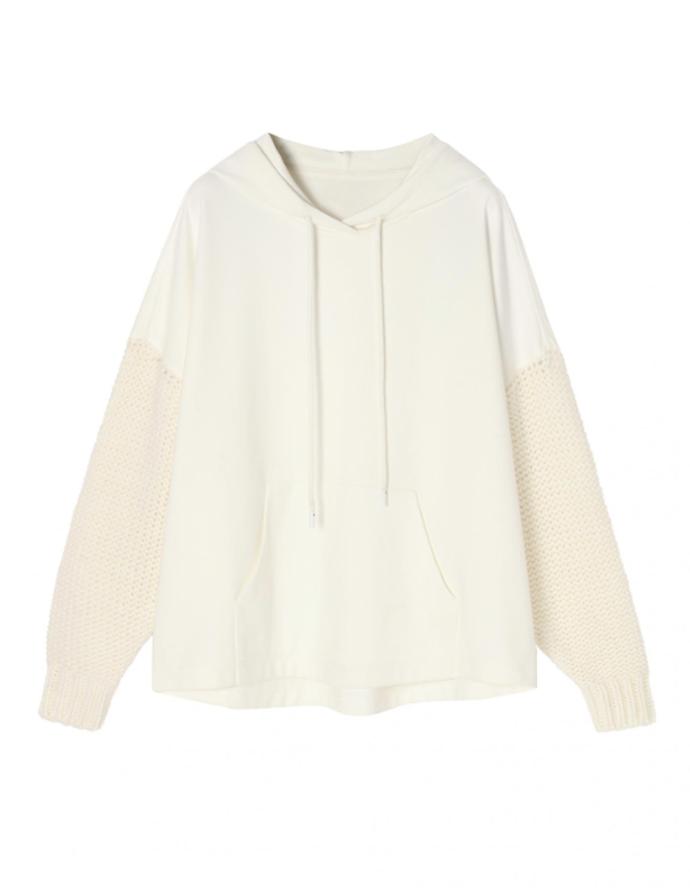 Pohrát si s variací materiálu neváhali ani při tvorbě mikiny značky Tatuum. Pletené rukávy vyniknou v kabátech se 3/4 rukávy a můžete ji ladit s úpletovými šaty či sukněmi v podobném tónu.  Vznikne jemná a uhlazená variace na sportovně elegantní styl.