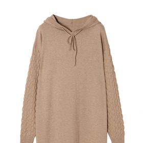 Kapuce rozhodně nejsou jen pro teenagery. A pokud se zrovna necítíte na klasickou mikinu s kapucí z počesaného úpletu, zkuste variantu pletených šatů Tatuum (1 899 Kč). Překvapí vás, kolik jarních kombinací s nimi v mžiku vykouzlíte.