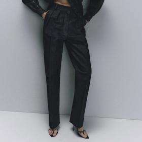 Alessandra ve svém outfitu představuje džíny The Mannei, jejichž cena je 840 eur. 