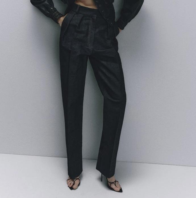 Alessandra ve svém outfitu představuje džíny The Mannei, jejichž cena je 840 eur. 