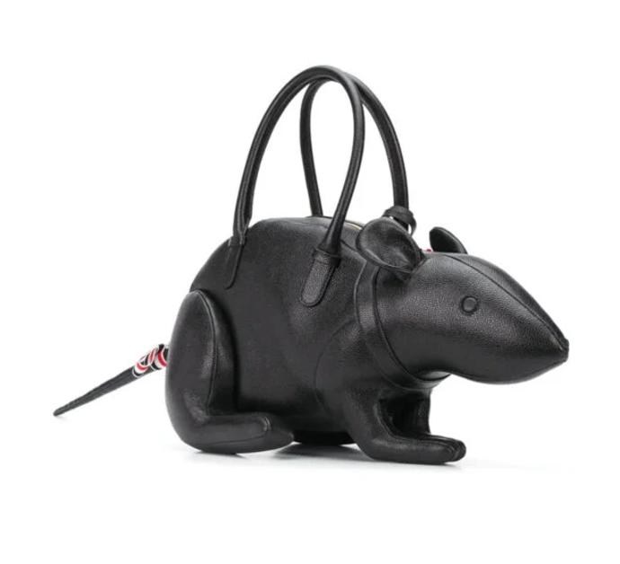 Došli holubi? Na řadě je krysa. Ta, kterou navrhuje Thom Browne, je z luxusní telecí kůže a stojí 3 500 dolarů.