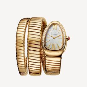 Prodloužená varianta řemínku obtáčí zápěstí hned dvakrát. Efektní prvek modelu Tubogas tak vyniká o to víc. Cena model 49 200 eur.