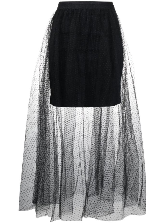 Mini nebo maxi? Obojí! Díky kombinaci materiálů zastoupí sukně Twinset (6 100 Kč) obě varianty na jedničku.