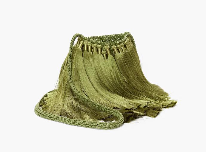 Kabelka, navíc ve variantě připomínající platinovou blond, na první pohled skutečně evokuje spíše paruku či dobře pěstěného pejska. Její khaki varianta ale takové asociace nevyvolává, naopak. Tento odstín vypadá velice elegantně.