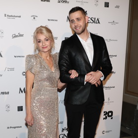 Takhle to Žilkové sluší ve flitrové velké večerní spolu se synem Vincentem.