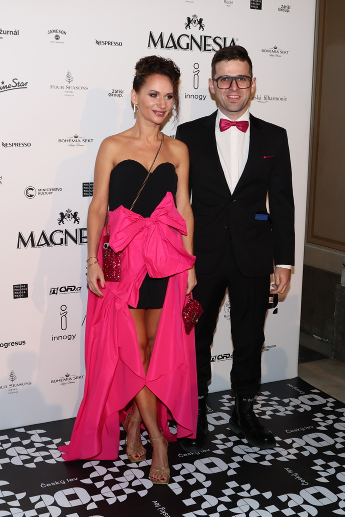 Partner Sandry Novákové Vojtěch Moravec se sice motýlkem sladil s šaty své partnerky (hereččiny šaty také neodpovídají black tie), ale pro takovou drobnou hravost je tu právě označení creative black tie. Nicméně tento drobný přešlap se dá odpustit. 