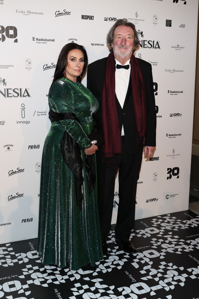 Do vínova laděný Boleslav Polívka s manželkou Marcelou, která se zahalila do lahvově zelené. Barevně povedená kombinace!