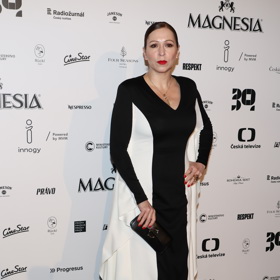 Herečka Zuzana Stivínová přišla v černo-bílém modelu z dílny Lukáše Macháčka.