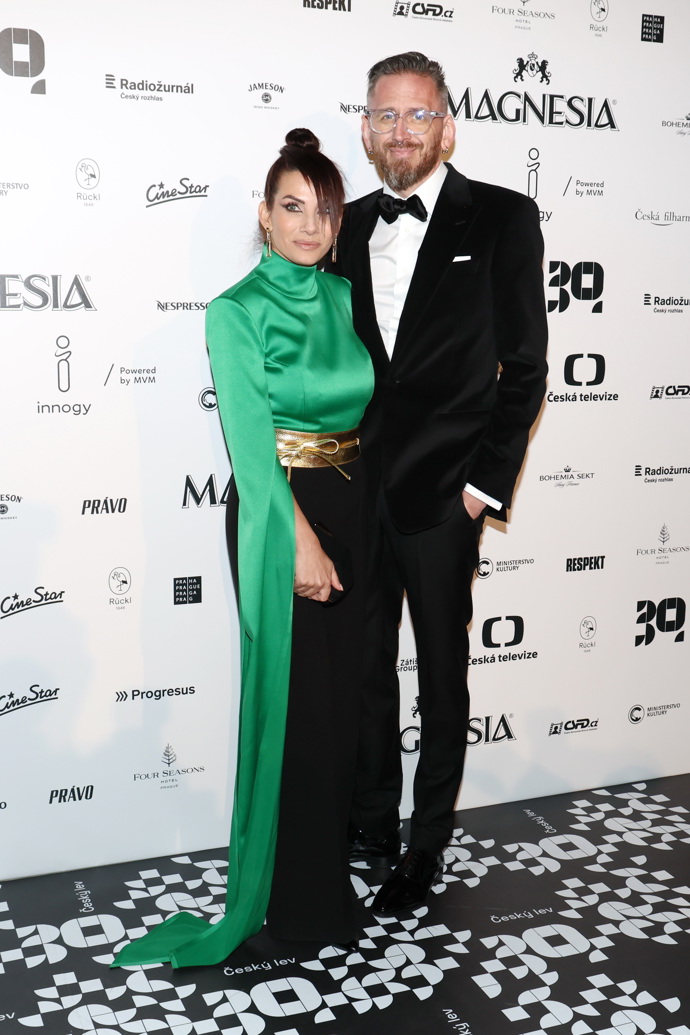 Dokonalá ukázka dodržení dress codu je vidět i u Tomáše Třeštíka. Nevidíme až na manžetové knoflíčky, ale věříme, že ani ty nechybí. 