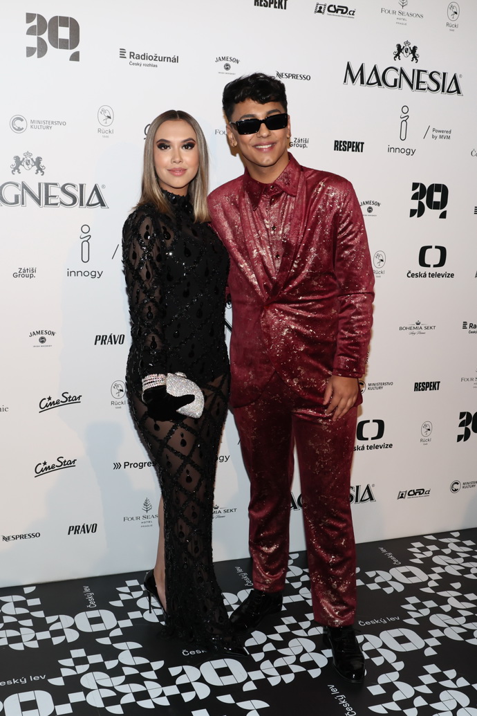 Marsella Bendiga doprovodila na předávání cen kamarádka Lucie, která také oblékla průhledné šaty.